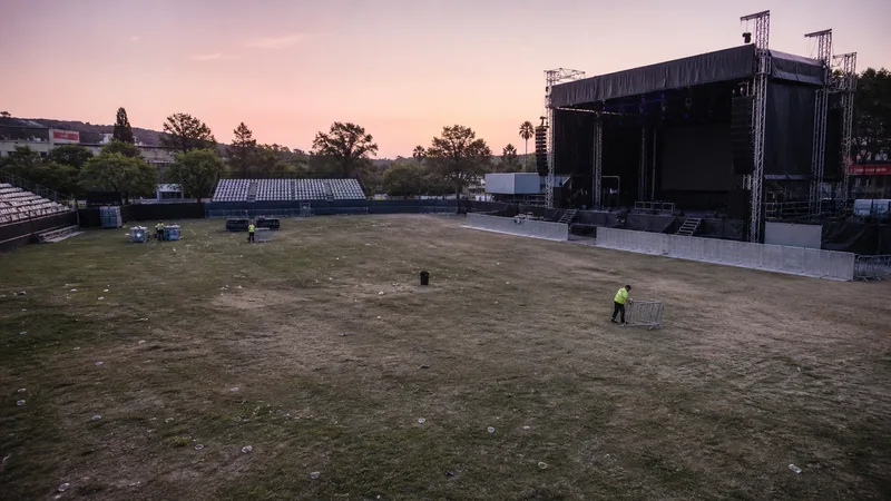 Público entrando en un recinto de conciertos al atardecer en Xàtiva