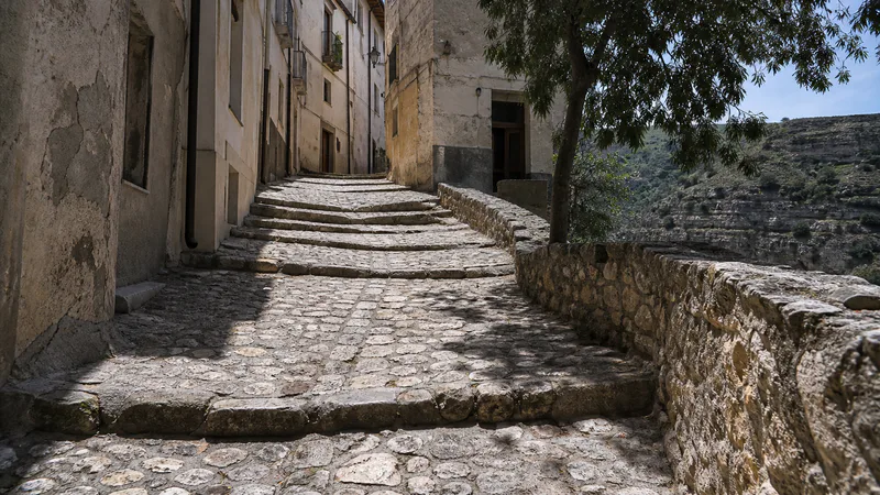 Calle empinada y escalonada del barrio medieval de Bocairent