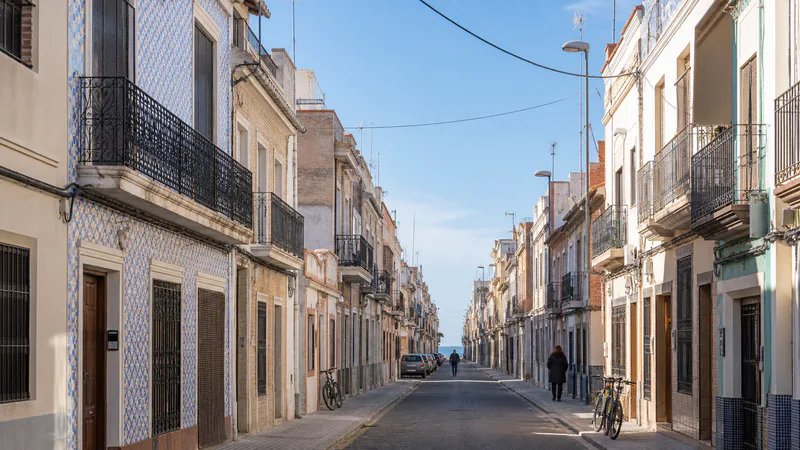 Calle rectilínea del Cabanyal-Canyamelar con casas bajas y fachadas cerámicas