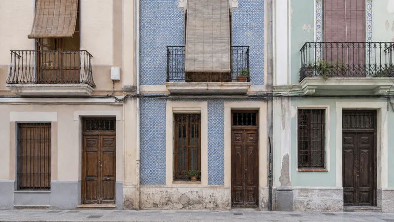 Tres fachadas residenciales con azulejos, balcones y puertas de madera