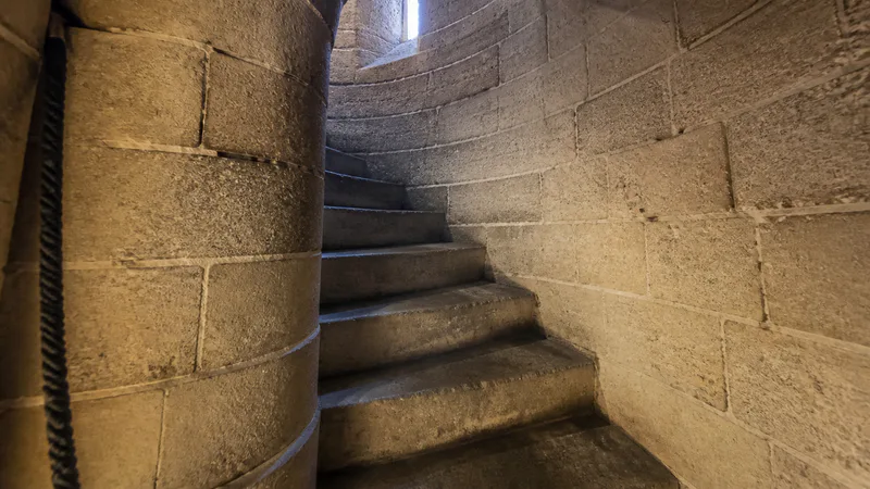 Escalera de caracol estrecha y de piedra en el interior del Micalet