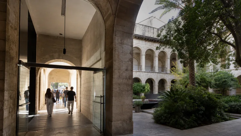 Acceso rehabilitado y claustro con vegetación del Centre del Carme