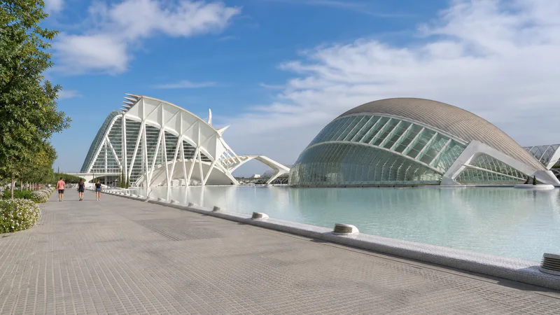 Hemisfèric y Museu de les Ciències junto a las láminas de agua