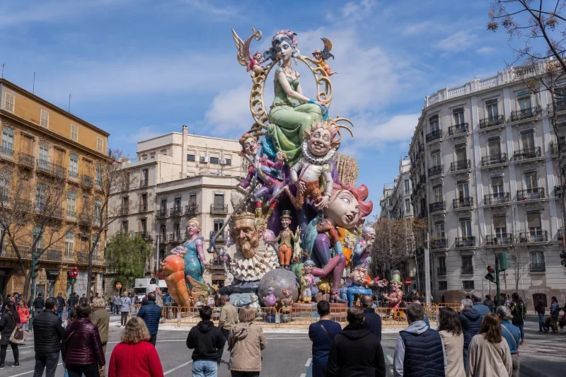 Falla valenciana ficticia y genérica plantada en una calle de València