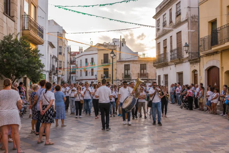 Banda de música representativa durante una fiesta popular en una plaza valenciana