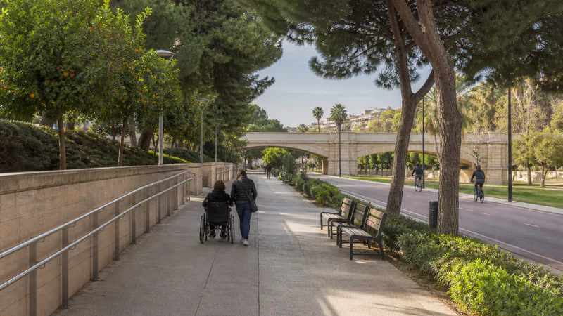 Paseo llano con rampa, bancos y carril ciclista en el Jardín del Turia