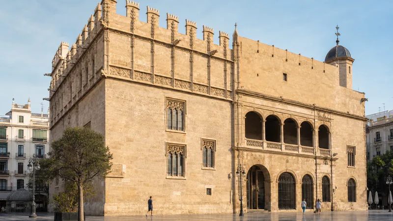Exterior de la Lonja de la Seda de València desde la plaza del Mercat