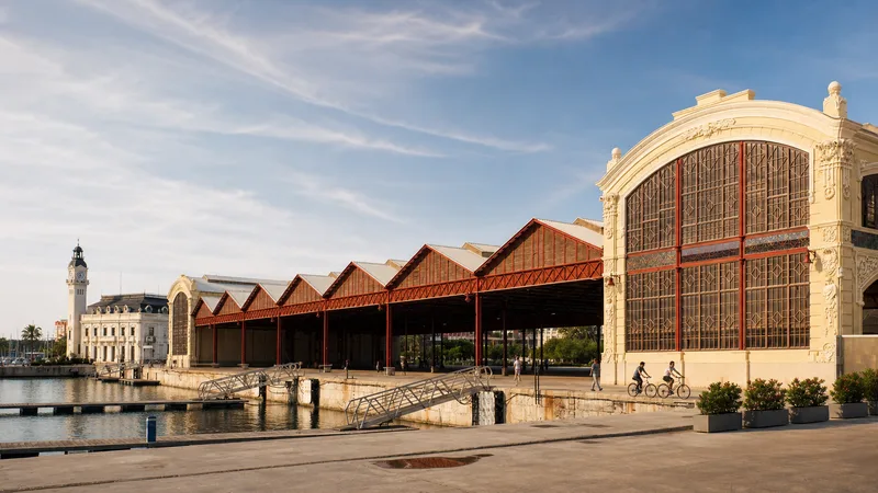 Tinglado portuario modernista y Edificio del Reloj junto al agua