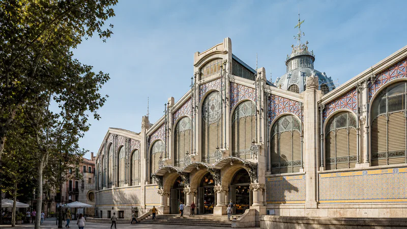 Exterior modernista del Mercado Central de València a primera hora