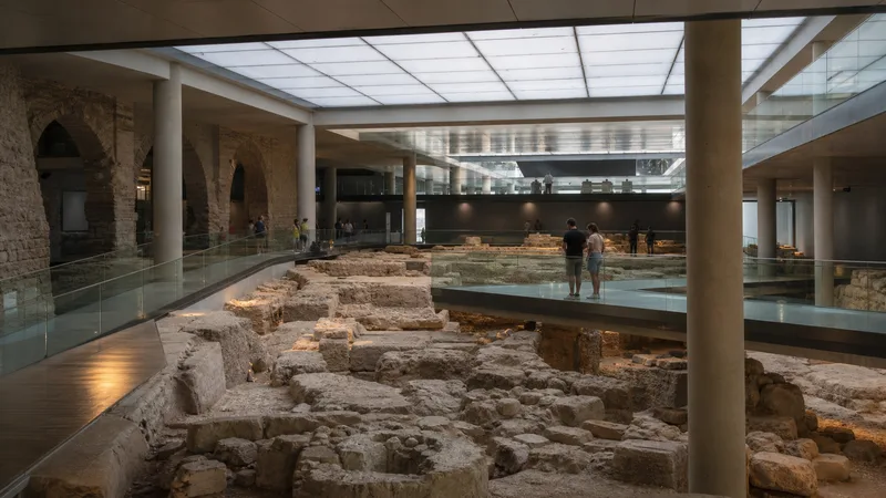 Restos arqueológicos bajo las pasarelas del centro de l’Almoina