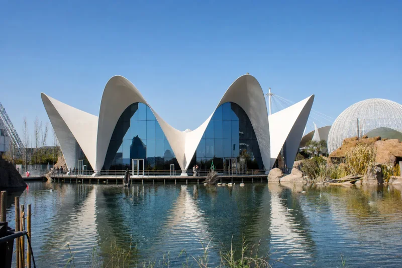 Vista representativa del exterior de L’Oceanogràfic de València, con cubiertas blancas y láminas de agua