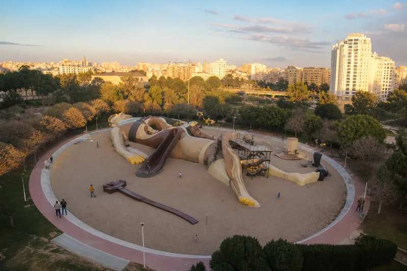 Vista elevada del gran Gulliver tendido en el Jardín del Turia con familias jugando