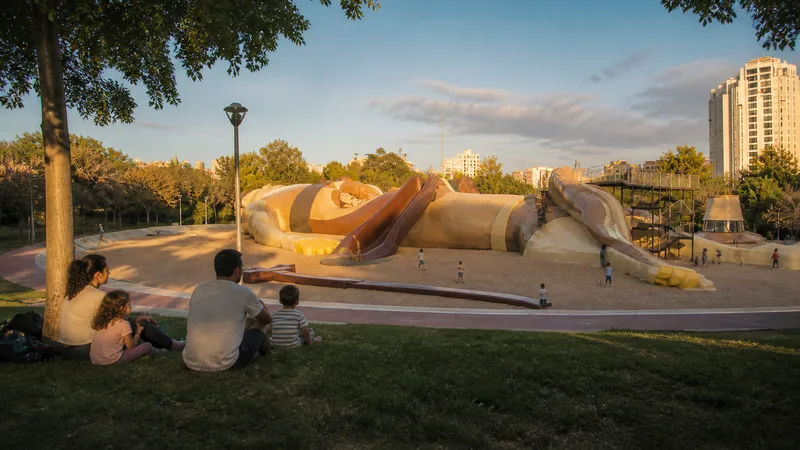 Familia descansando a la sombra junto al Parque Gulliver en el Jardín del Turia