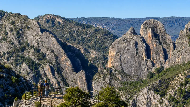 Grandes crestas calizas de los Cuchillos de Contreras vistas desde un mirador