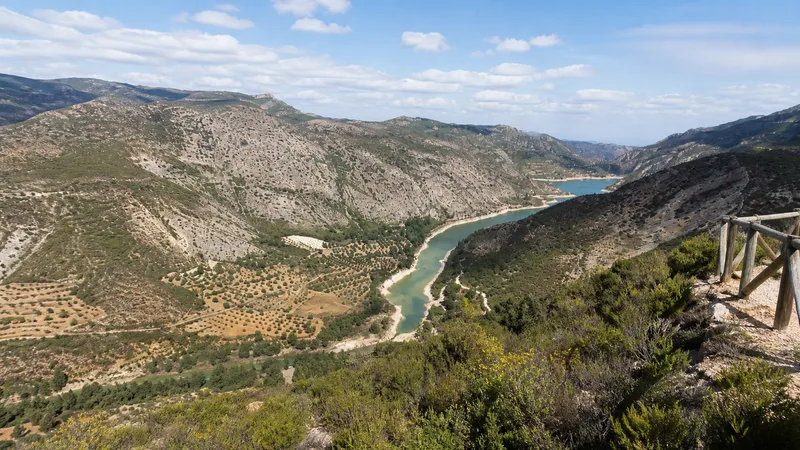 Valle geológico de Chera-Sot de Chera con cultivos, río y embalse de Buseo