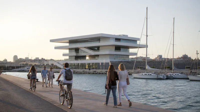 Veles e Vents y veleros de la Marina de València con peatones y ciclistas