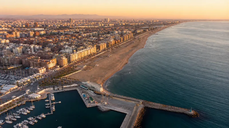Vista aérea de la Marina y la extensa franja de playas urbanas de València al amanecer
