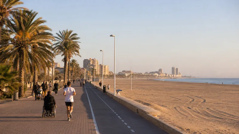 Paseo marítimo de la Malva-rosa con peatones, corredor y persona en silla de ruedas