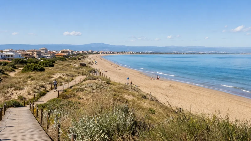 Litoral valenciano representativo con playa de arena, dunas y pasarela