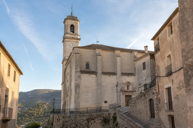 Iglesia de Nuestra Señora de la Asunción de Bocairent integrada en la parte alta del barrio medieval