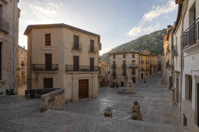 Plaza del Ayuntamiento de Bocairent con casonas históricas y calles que parten a distintas cotas