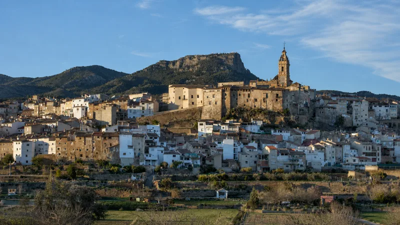 Vista panorámica de Chelva con el campanario, el Palacio Vizcondal, las casas y las huertas