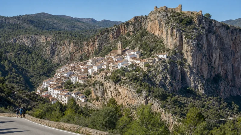 Panorámica representativa del caserío blanco de Chulilla bajo el peñón y los restos de su castillo