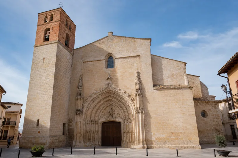 Fachada de la iglesia de El Salvador de Requena con su portada gótica y la torre campanario