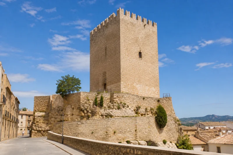 Torre del Homenaje de Requena sobre los restos del castillo y las murallas de La Villa