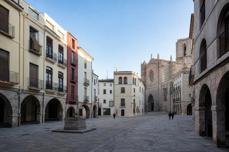 Plaça Major de Sagunto con soportales, fachadas históricas y la iglesia de Santa Maria al fondo