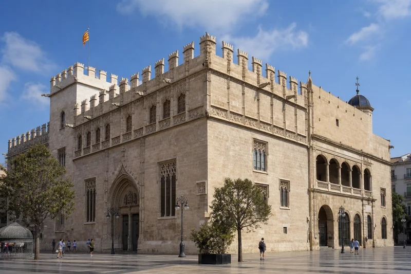 Exterior de piedra de la Lonja de la Seda de València visto desde la plaza del Mercado