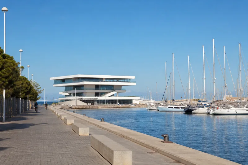 Paseo de la Marina de València junto a la dársena, los veleros y el edificio Veles e Vents