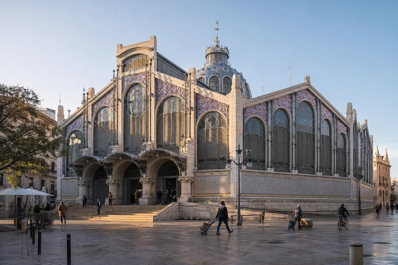 Exterior modernista del Mercado Central de València con hierro, vidrio, cerámica y cúpula