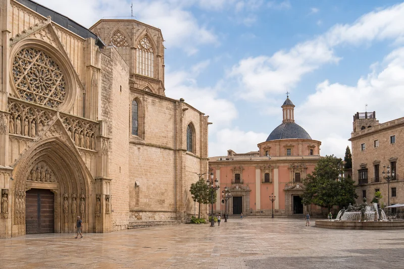 Plaza de la Virgen de València con la puerta de los Apóstoles de la Catedral y la Basílica al fondo
