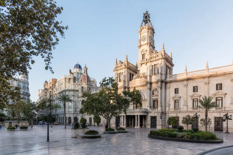 Plaza del Ayuntamiento de València con el edificio consistorial y su torre del reloj