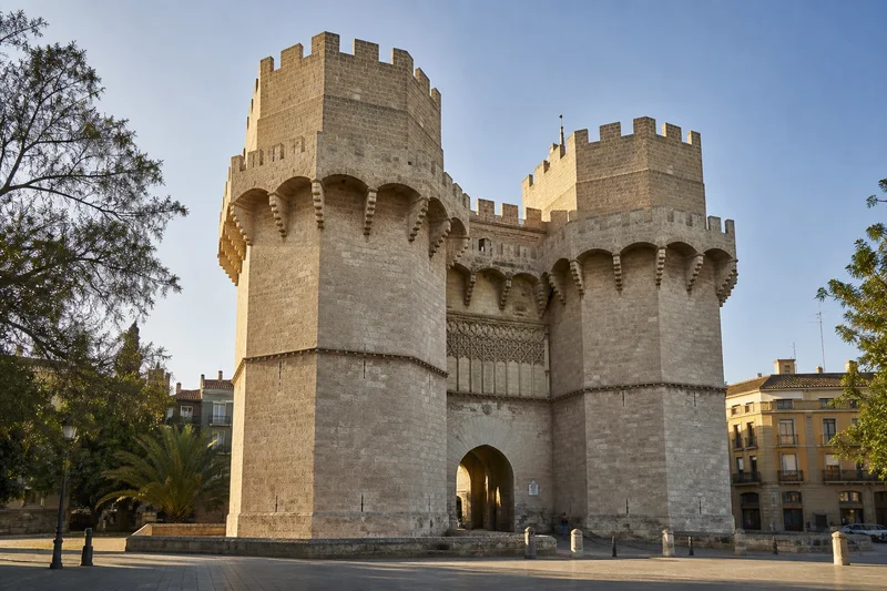 Torres de Serranos de València vistas desde el lado exterior de la antigua muralla