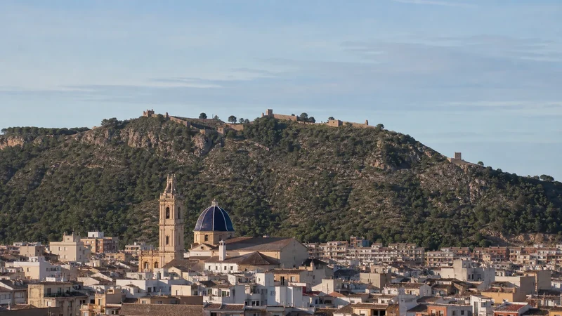 Panorámica representativa de Xàtiva con la ciudad histórica y la doble fortaleza extendida por la sierra