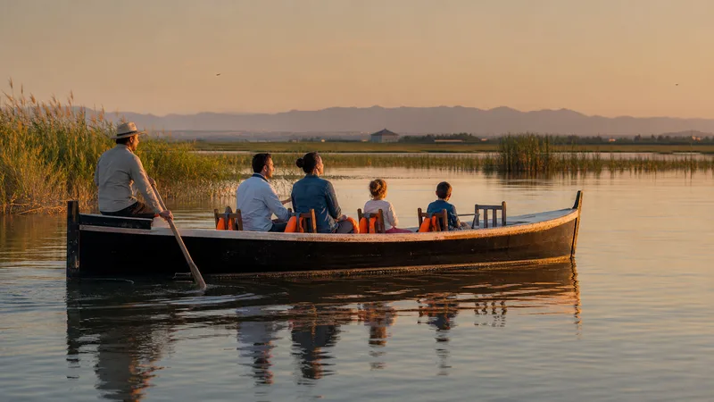 Familia sentada en una barca tradicional durante un paseo por L’Albufera