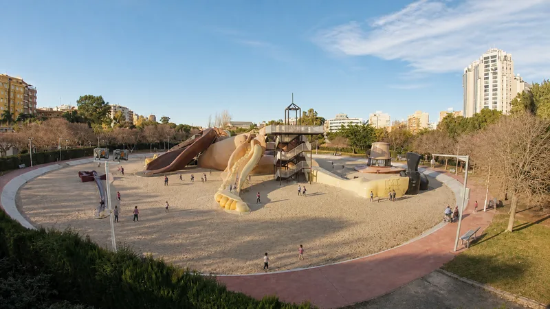 Niños jugando en las rampas y toboganes del parque Gulliver