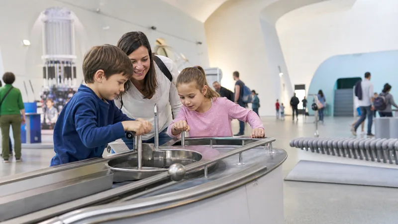 Dos niños experimentando con una instalación del Museu de les Ciències