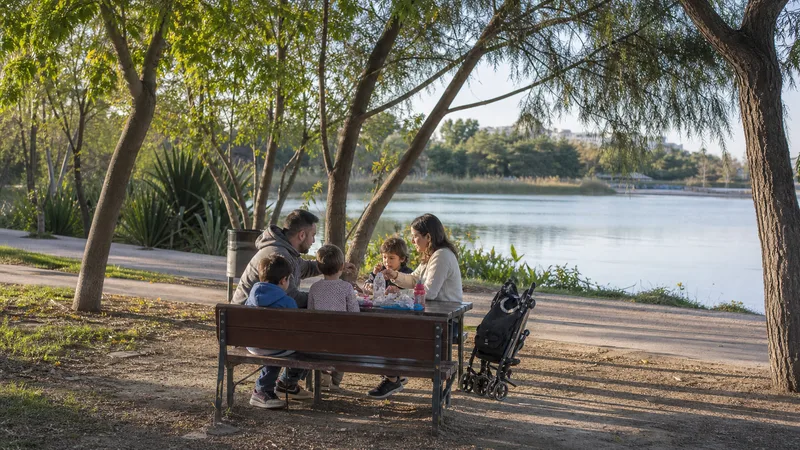 Familia descansando junto al lago del Parque de Cabecera