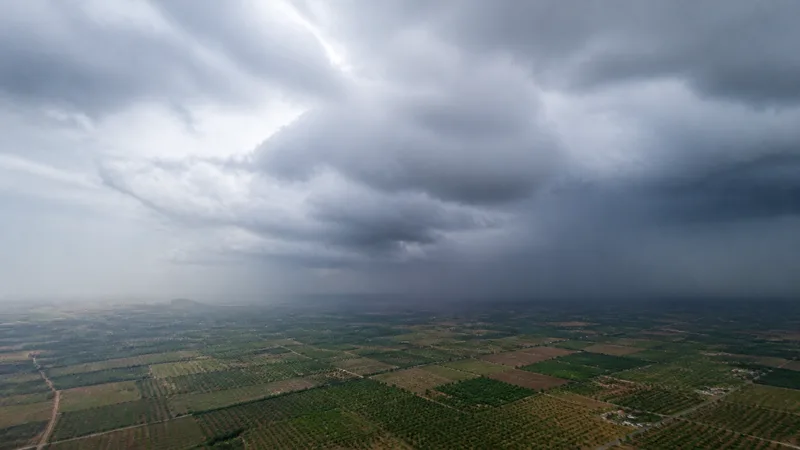 Nubes de tormenta sobre campos del prelitoral valenciano
