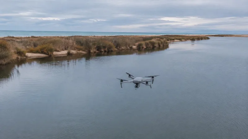 Dron de medición sobre una laguna litoral