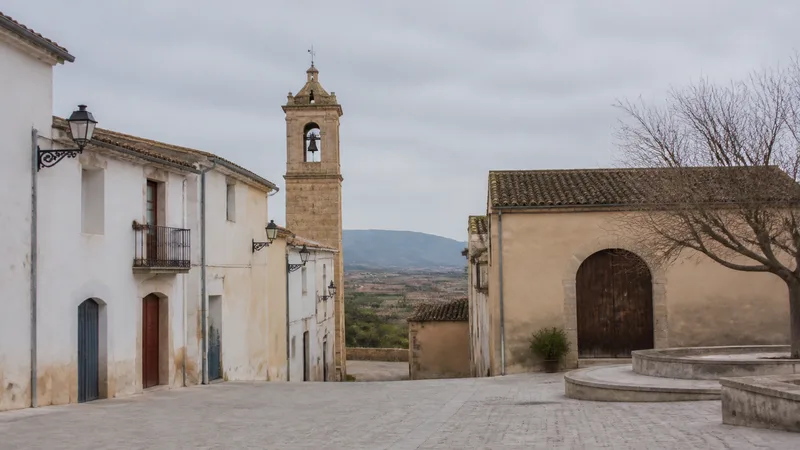 Plaza y campanario de un municipio del interior valenciano