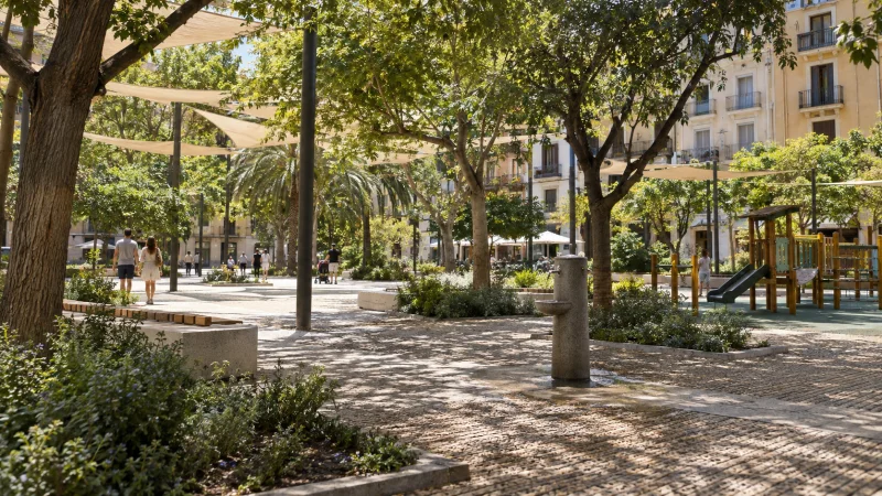 Plaza urbana sombreada con arbolado, pérgolas y zona infantil, en una imagen ilustrativa.